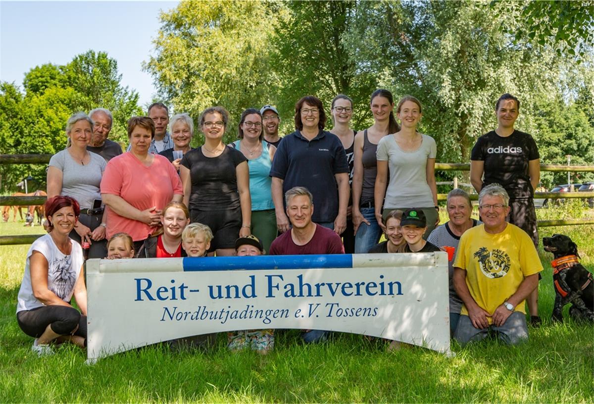 Vorfreude auf das Dressurreitturnier in Tossens Die Helfer und Helferinnen beim Arbeitsdienst am vergangenen Sonnabend sorgten dafür, dass das Gelände gut präpariert ist.