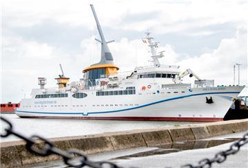 Das Fährschiff "Helgoland" für Fahrten zur Hochseeinsel Helgoland liegt im Hafen von Cuxhaven