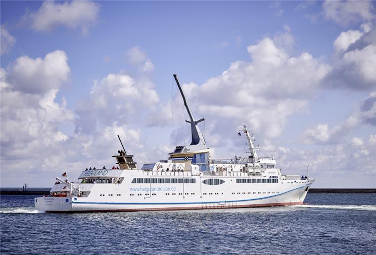 Das weiße Schiff "Helgoland" fährt auf der Nordsee Richtung Helgoland.