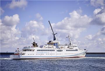 Das weiße Schiff "Helgoland" fährt auf der Nordsee Richtung Helgoland.