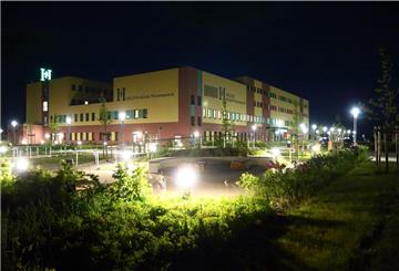 Die Helios-Klinik in Esenshamm. Skeptiker befürchten, dass dort die Lichter ausgehen könnten, weil das Land Niedersachsen die Konkurrenzklinik in Brake massiv unterstützt.