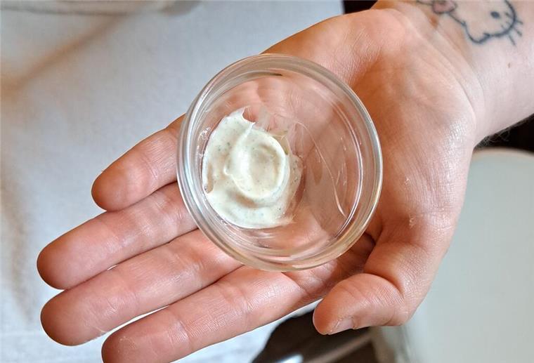 Creme in einer schüssel