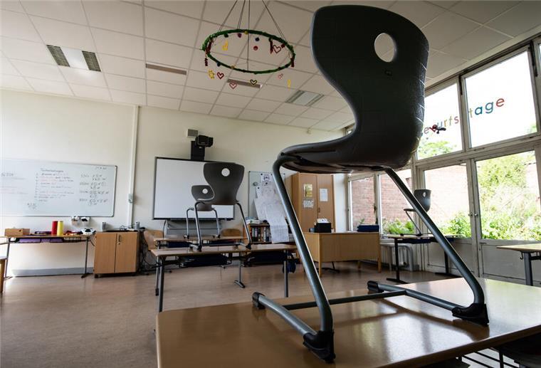 Herbstferien 2023: Alle Termine im Überblick Mehrere Stühle stehen in einem Klassenzimmer auf den Tischen.