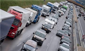 Die Herbstferien haben begonnen, dazu noch der Tag der Deutschen Einheit. Es könnte auf den Straßen für Autofahrer voll werden, so der ADAC.
