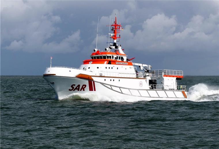 Drama auf See: Segelboot sinkt vor Wangerooge Die „Hermann Marwede“ trifft als erster Seenotrettungskreuzer von Helgoland aus im Einsatzgebiet ein.