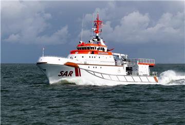 Die „Hermann Marwede“ trifft als erster Seenotrettungskreuzer von Helgoland aus im Einsatzgebiet ein.