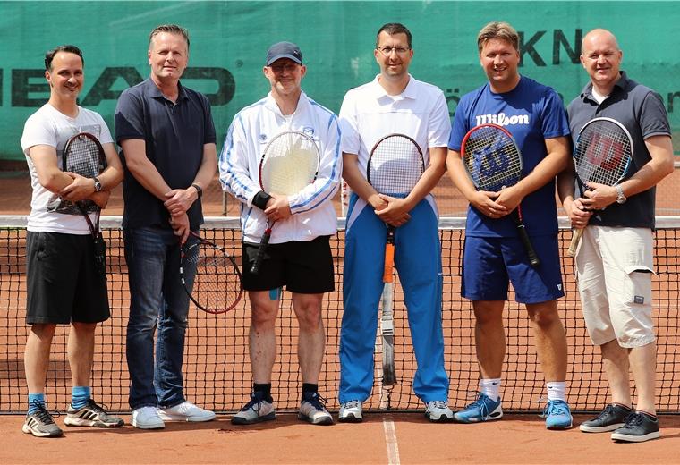 Tennis: Etliche Mannschaften melden ab Die Herren 40 des TK Nordenham verzichten in diesem Sommer. Von links: Thomas Schramm, Martin Freese, Michael Scherotzki, Marco Schnakenberg, Björn Müller und Oliver Wölbling.