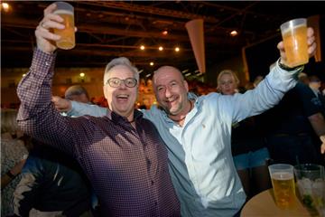 Die Herren feierten ebenso ausgelassen... Foto: Schimanke