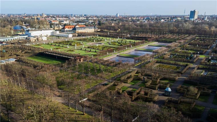 Zum Jubiläum sollen Zitruspflanzen und Aprikosen wachsen Die Herrenhäuser Gärten mit dem Schloss Herrenhausen.