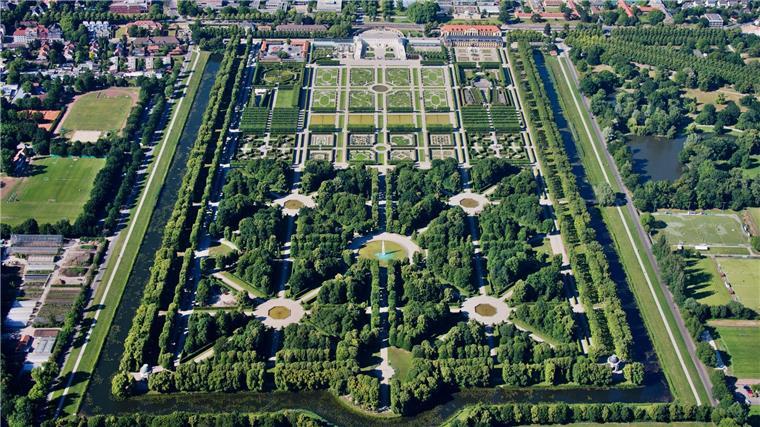 Zum Jubiläum sollen Zitruspflanzen und Aprikosen wachsen Die Herrenhäuser Gärten mit dem Schloss Herrenhausen. (Archivbild)