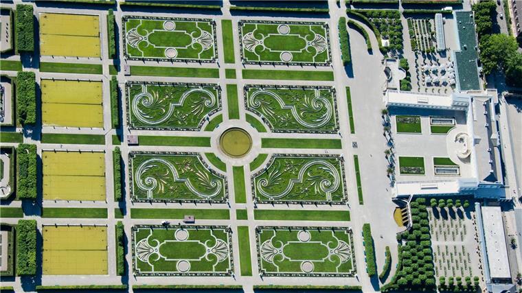 Zum Jubiläum sollen Zitruspflanzen und Aprikosen wachsen Die Herrenhäuser Gärten mit dem Schloss Herrenhausen. (Archivbild)