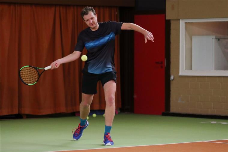 Tennisspieler kämpfen in der Halle um die ersten Punkte Die Herrenmannschaft des SV Nordenham mit Philipp Ulrich stieg als Zweiter der Verbandsklasse nachträglich in die Verbandsliga auf.