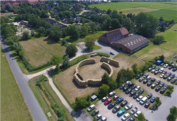 Die Heuballen-Arena befindet sich direkt neben dem Parkplatz der Nordseelagune am Burhaver Deich.