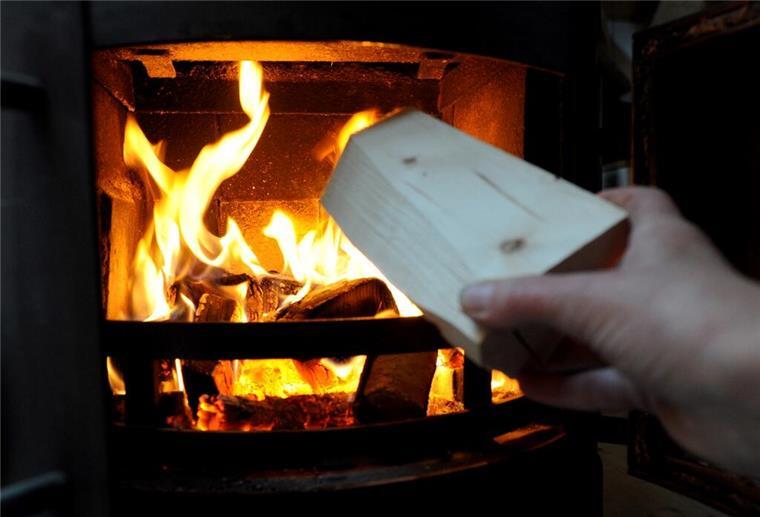 Privathaushalte in Bremen können Energie-Härtefallhilfen im Mai beantragen Holzofen wird eingeheizt