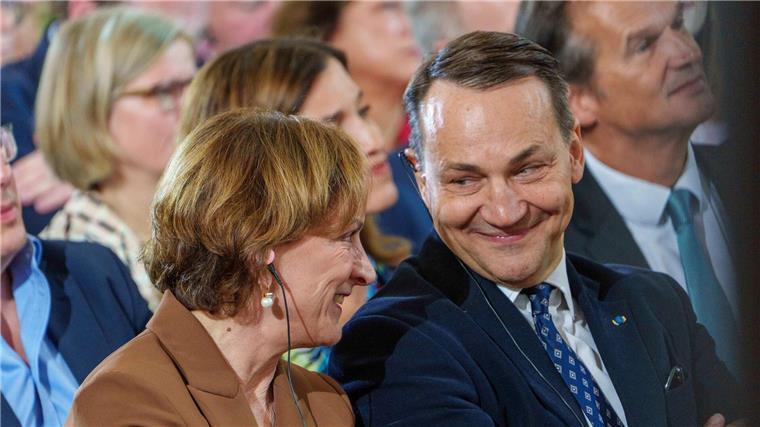 Die Historikerin ist mit dem polnischen Außenminister verheiratet.