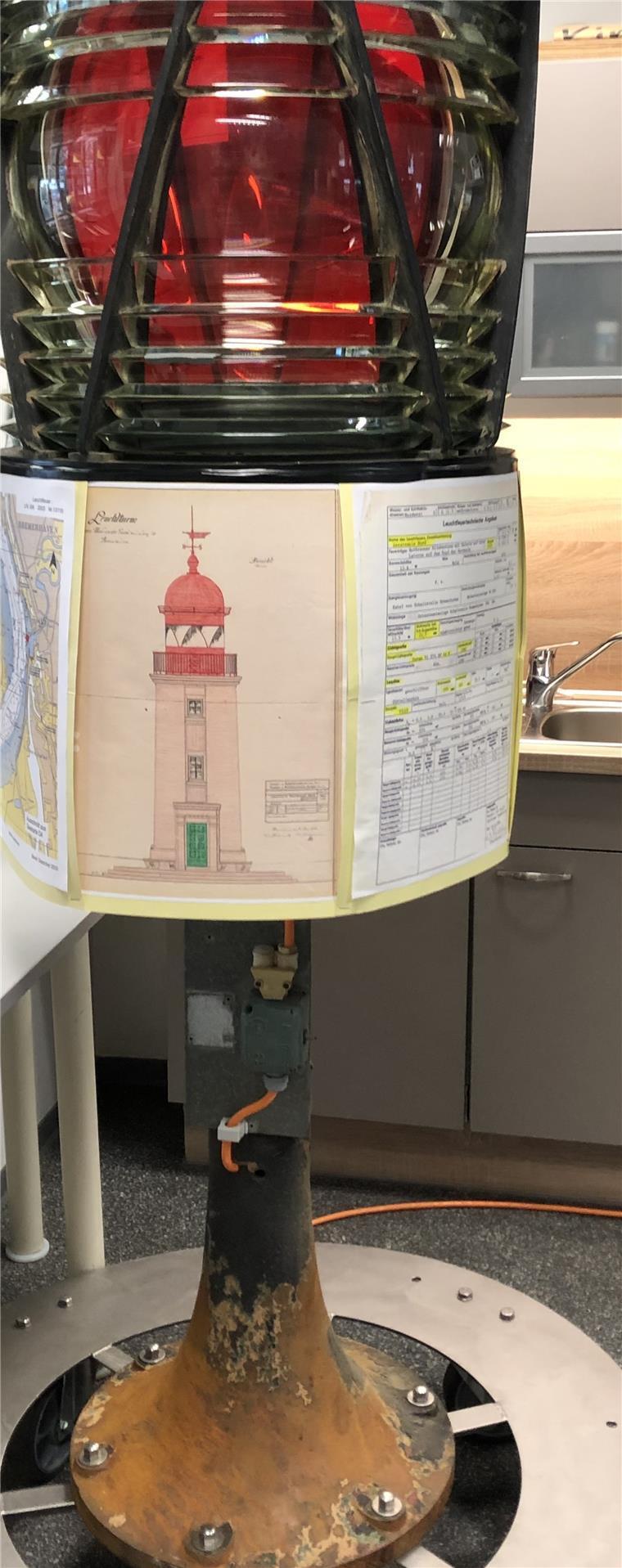 Nordmole: Das passiert mit den Resten vom schiefen Leuchtturm Die historische Linse des Molenturms wurde in der Abteilung für Nachrichtentechnik schon aufpoliert.