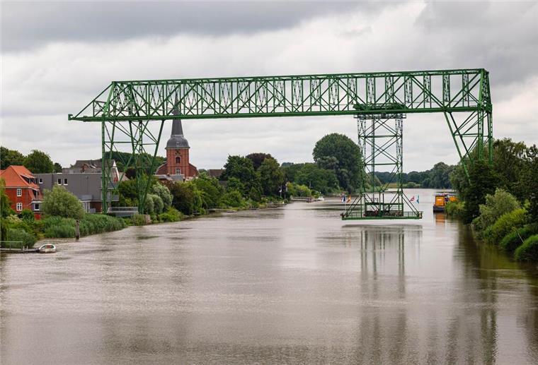 Älteste Schwebefähre Deutschlands vor Millionen-Sanierung Grünes Stahlkonstrukt über Fluss