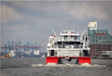 Die Hochgeschwindigkeitsfähre „Halunder Jet“ legt von den Landungsbrücken im Hamburg zu einer Fahrt über Cuxhaven nach Helgoland ab.