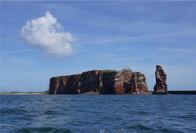 Gästezahlen auf Helgoland steigen im zweiten Pandemie-Sommer Die Hochseeinsel Helgoland: Rechts im Bild steht die Lange Anna. Tourismusdirektor Hauke ist mit den Zahlen im zweiten Sommer der Corona-Pandemie zufrieden.