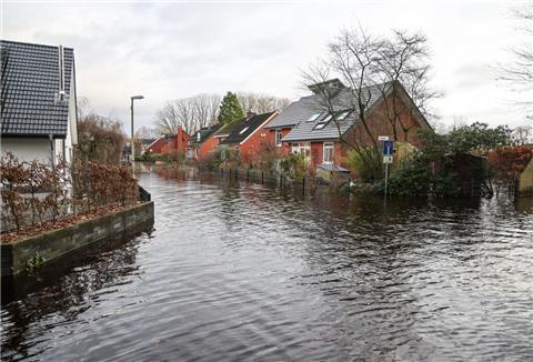 Die Hochwasserlage bleibt in vielen Regionen Niedersachsens angespannt. In Lilienthal mussten hunderte Anwohner wegen eines Deichrisses evakuiert werden.
