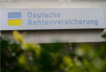 Ein Schild ist am Eingang von dem Gebäude der Deutschen Rentenversicherung. Die Höhe der Rente hängt unter anderem von den gesammelten Rentenpunkten ab. Doch was ist das eigentlich? Wir geben einfache Antworten auf komplizierte Fragen.