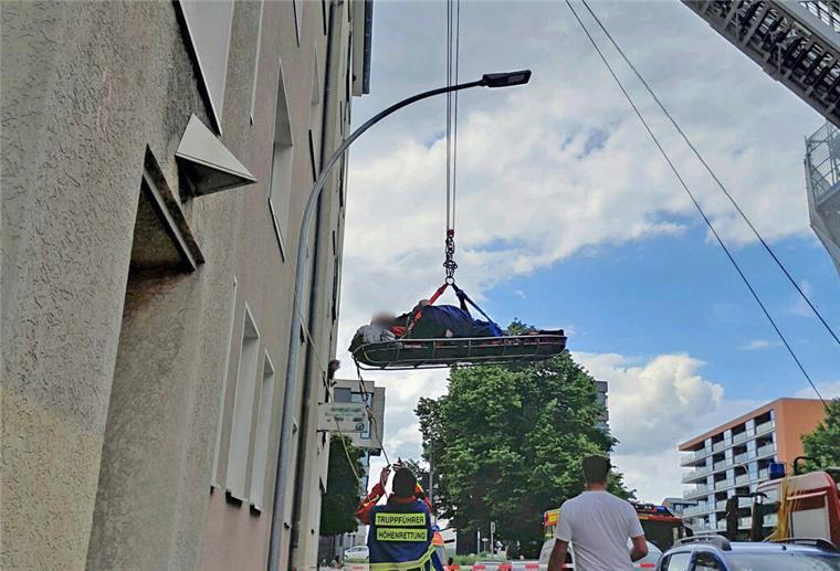 Die Höhenretter der Feuerwehr Bremerhaven halfen beim Transport des Patienten.