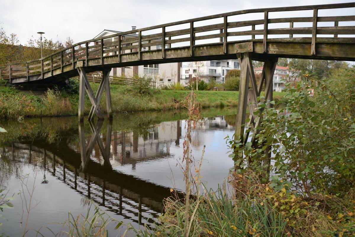 Bad Bederkesa: Diese Brücken sollen ersetzt werden Die hölzerne Fußgängerbrücke vor der Seelust ist eine der beiden Brücken am Seerundweg, die in den kommenden beiden Jahren saniert werden sollen.