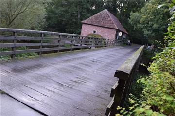 Die hölzerne Oste-Brücke an der idyllisch gelegenen Eitzter Wassermühle wird 2018 mit einem Neubau ersetzt - nicht in Betonbauweise, wie ursprünglich angedacht, sondern mit einer Konstruktion aus Holz und Stahl.  