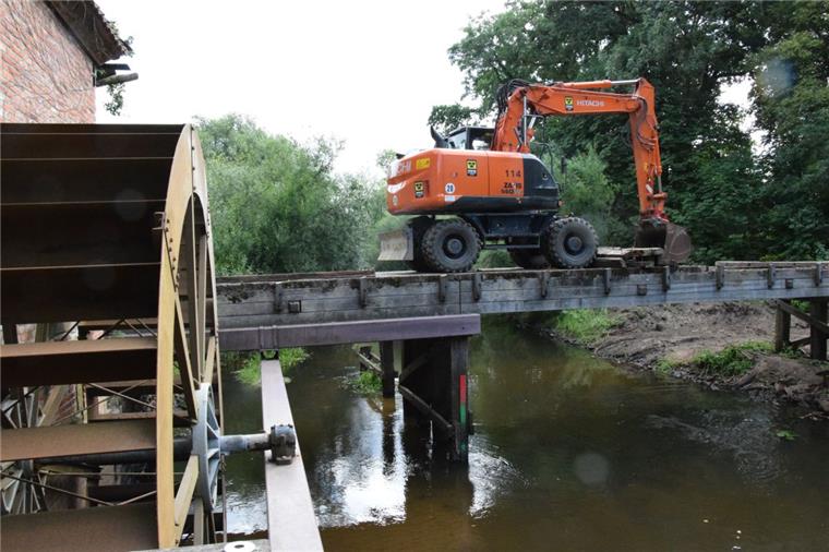 Eitzmühlen: Abriss der Oste-Brücke geht schnell voran Die hölzerne Oste-Brücke an der Wassermühle in Eitzmühlen ist Geschichte. Sie muss jedoch noch von der Konstruktion des Wasserrades entkoppelt werden. Dafür werden demnächst Stahlträger in den Boden gerammt.