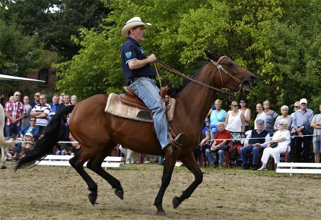 Die hohe Schule des Westernreitens demonstrierte Matthias Rudloff aus Düring auf...