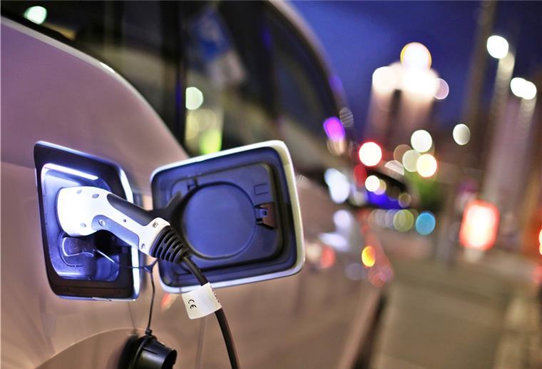 Hohe Spritpreise kurbeln den Elektroauto-Kauf an Die hohen Spritpreise führen auch in der Wesermarsch zu einer stärkeren Nachfrage bei Elektro-Autos. Interessenten müssen sich aber oft lange gedulden. Für manche Modelle betragen die Lieferzeiten bis zu einem Jahr.