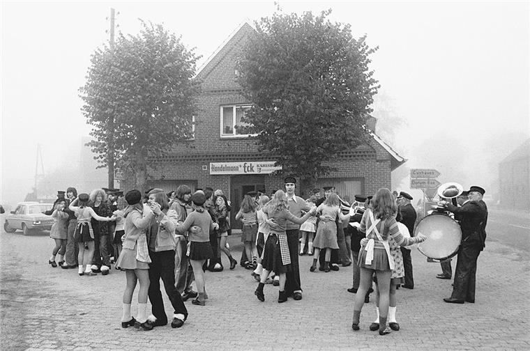 Ausnahmezustand in Neuenwalde: Herbstmarkt mit Holtschentanz Die Holtschentänzer tanzen traditionell vor der ehemaligen Gaststätte Handelmanns Eck in Neuenwalde.