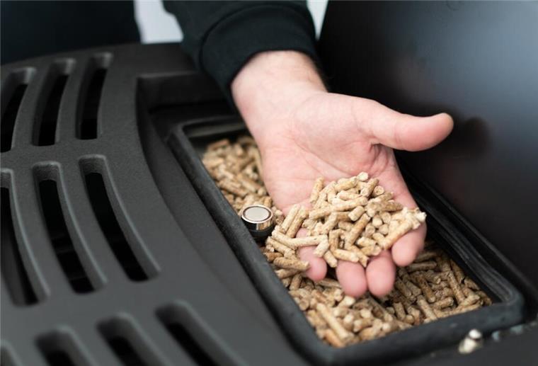 Sonne, Erdwärme, Biomasse:
Die passende erneuerbare Energiequelle für das Eigenheim finden Holzpellets