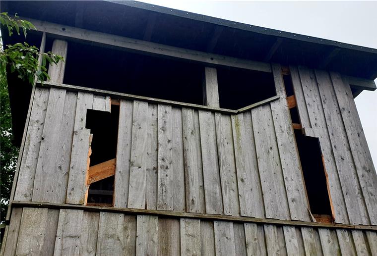 Flögelner See: Vandalismus am Aussichtsturm Die Holzverkleidung des Aussichtsturms am Flögelner See ist erheblich zerstört worden.