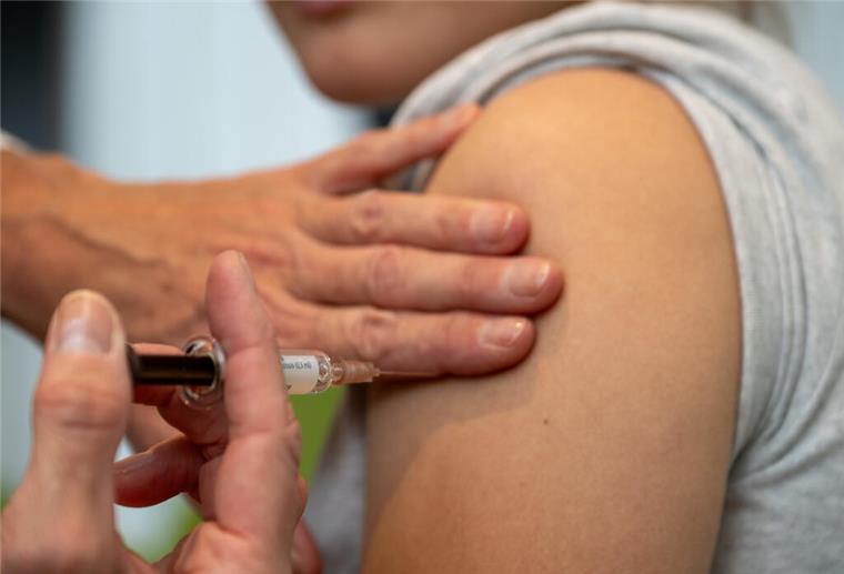 HPV-Impfung: Schutz vor Krebs bleibt hinter den Erwartungen zurück Eine Ärztin impft eine Patientin