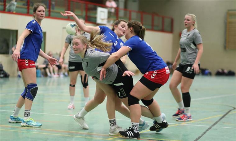 Die HSG Blexer TB/SV Nordenham (graue Trikots/am Ball Liska Stuhrmann) gewann in der Regionsoberliga mit 22:21 gegen den Verfolger VfL Rastede.