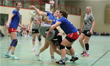 Die HSG Blexer TB/SV Nordenham (graue Trikots/am Ball Liska Stuhrmann) gewann in der Regionsoberliga mit 22:21 gegen den Verfolger VfL Rastede.