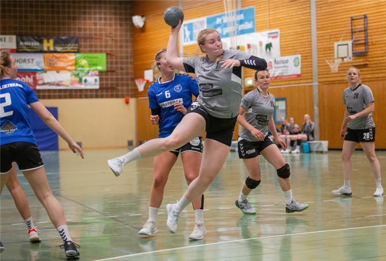HSG Unterweser kassiert die ersten Punktverluste Die HSG Unterweser (graue Trikots) verlor das Regionsoberliga-Spitzenspiel in Oldenburg gegen den Tvd Haarentor mit 22:28.