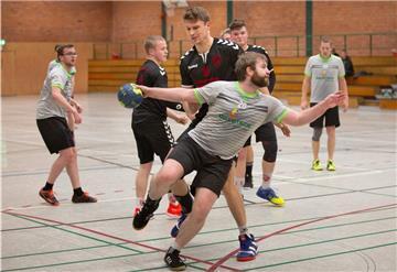 Die HSG Unterweser II (graue Trikots/am Ball Rene Strahlmann) steigt am 15. Januar wieder in der Regionsklasse ein.