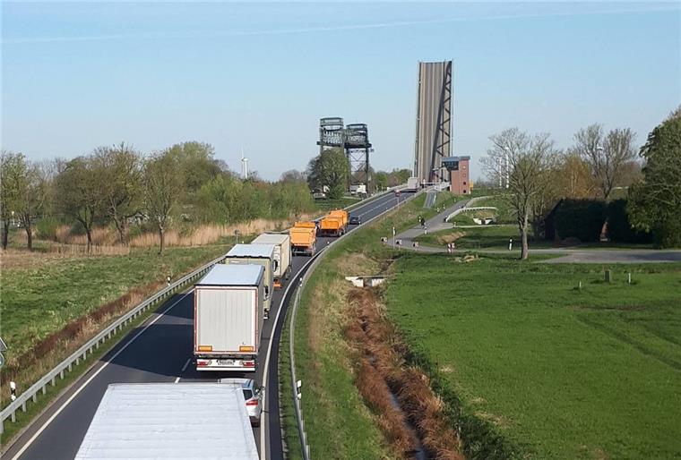 Langer Stau auf der B212: Hubbrücke Huntebrück blockiert Die Hubbrücke Huntebrück gin am Donnerstagmorgen nach oben und kam nicht wieder herunter. Der Grund: ein technischer Defekt.