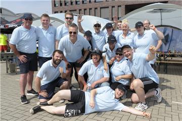 Die Huth-Dragons sicherten sich beim Drachenboot-Cup au flanger Distanz den Sieg...