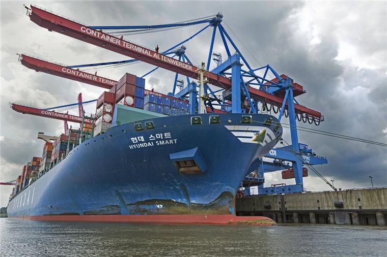 Kommt Hyundai an die Stromkaje in Bremerhaven? Die „Hyundai Smart“ am Containerterminal in Hamburg-Altenwerder: Die Südkoreaner haben offenbar Interesse, mit ihren größten Schiffen künftig nach Bremerhaven zu kommen.