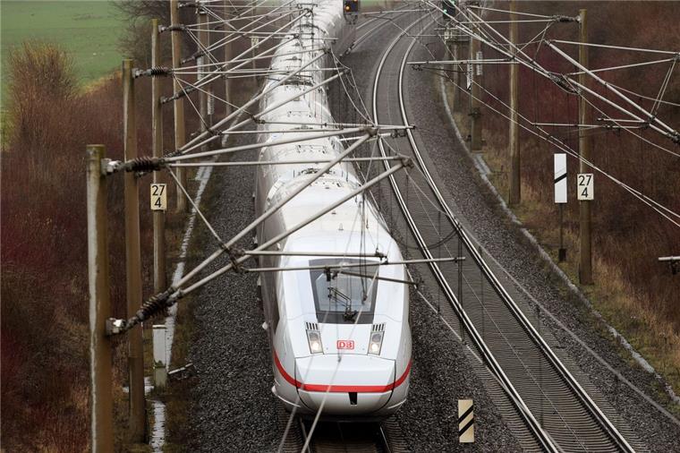 Bahn startet Sanierung von ICE-Strecke Hannover-Göttingen Die ICE-Strecke zwischen Hannover und Göttingen wird wegen Bauarbeiten für ein halbes Jahr gesperrt.