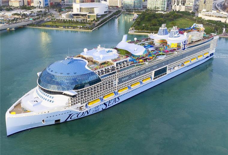 100 Meter länger als die Titanic: Das ist das größte Kreuzfahrtschiff der Welt Die Icon of the Seas liegt im Wasser vor einer Großstadt. Sie ist das größte Kreuzfahrtschiff der Welt.