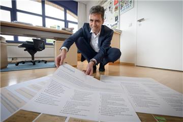 Die Ideen für den Hochschulausbau sind von Rektorat, Hochschulmitarbeitern und Studenten entwickelt worden. Rektor Professor Peter Ritzenhoff zeigt einige Poster mit den Ergebnissen. 