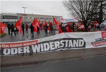 Die IG Metall hatte am Donnerstag zu einem ersten Warnstreik bei Yazaki in Brake aufgerufen. Für eine Stunde versammelten sich die Beschäftigten an der Heinrich-Addicks-Straße.