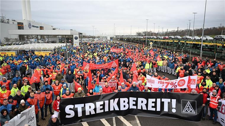 Flächendeckender Warnstreik setzt VW unter Druck Die IG Metall wehrt sich mit dem Ausstand gegen milliardenschwere Einschnitte bei Europas größtem Autobauer.