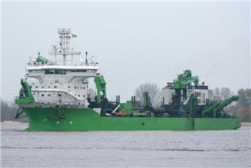 Das Baggerschiff "Bonny River" fährt auf der Elbe.