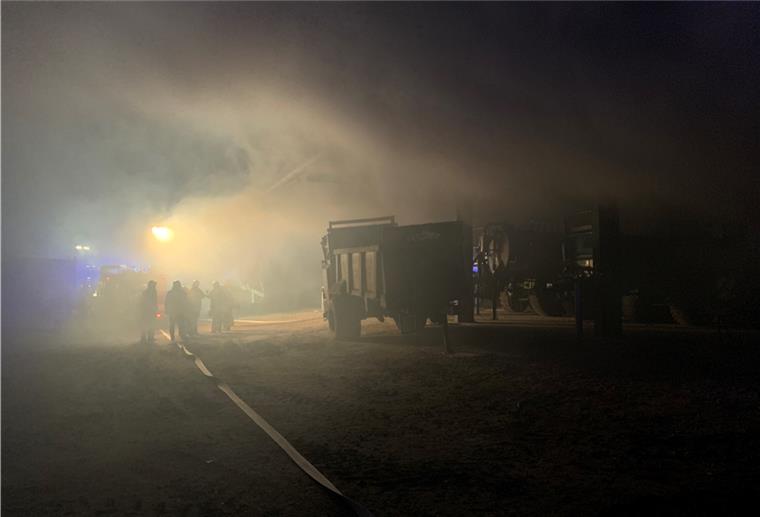 In Elsdorf: Wohnwagen brennt in Gerätehalle aus Die in Brandrauch gehüllte Halle im Elsdorfer Erlenweg.