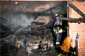 Die in der Halle gelagerten Fahrzeuge waren nicht mehr zu retten.